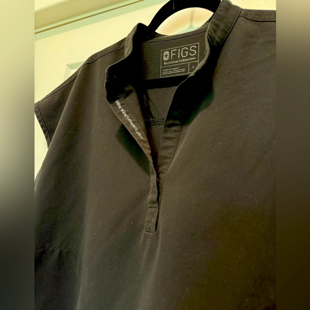 Figs black scrub top - large